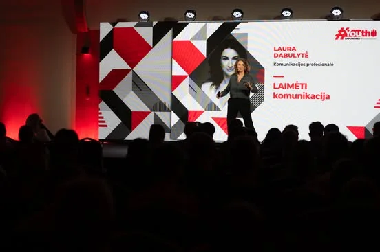 Laura Dabulytė scenoje konferencijoje